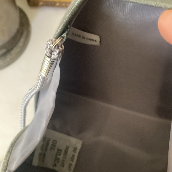 Triangular grey satin organza evening bag with tassel - Picture 4 of 6